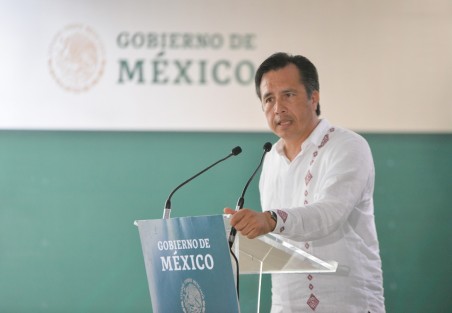 Durante este primer año de gobierno se realizarán 156 centros de salud, contemplándose ampliaciones, rehabilitaciones y construcciones, informó el gobernador Cuitláhuac García Jiménez en este municipio, durante la gira de supervisión que realiza el presidente Andrés Manuel López Obrador a los hospitales del Instituto Mexicano del Seguro Social (IMSS).