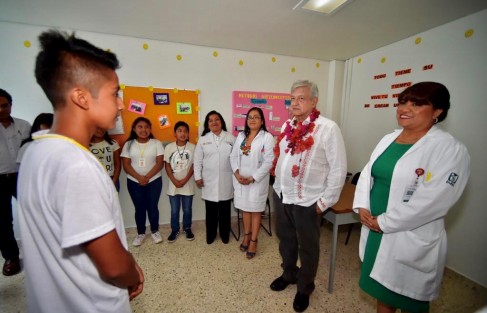 Con el recorrido de supervisión al Hospital Rural de Chicontepec, el Presidente de México, Andrés Manuel López Obrador, cumple la visita número 18 de un total de 80 que realizará por las unidades médicas del país para evaluar la situación del servicio de propia boca de usuarios y personal médico.  
