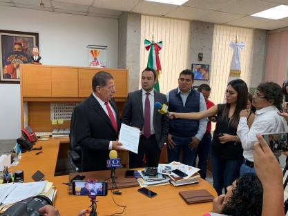 El presidente del H. Congreso del Estado de Veracruz, diputado José Manuel Pozos Castro recibió, este lunes 22 de julio, de parte del titular de la Secretaría de Finanzas y Planeación (Sefiplan), José Luis Lima Franco y a nombre del gobernador, ingeniero Cuitláhuac García Jiménez, la iniciativa con proyecto de decreto para la reestructuración de la deuda pública del Estado. 