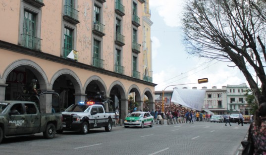Integrantes de los 400 Pueblos continúan con su plantón en las escalinatas de la Catedral de Xalapa, en menor número y sin música, perocon igual cantidad de ropa. 