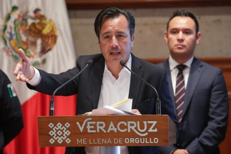 Tanto el gobernador como el titular de la secretaría de Finanzas y Planeación (SEFIPLAN), José Luis Lima Franco, enfatizaron que este refinanciamiento no significa más endeudamiento ni tampoco un mayor plazo para el Estado.