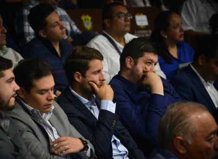 El encargado de la comisión de seguridad, Erick Iván Aguilar López, no aguantó ni 10 minutos en el auditorio. Se ve que sí le interesa la seguridad de los veracruzanos.