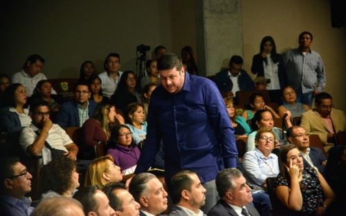 El encargado de la comisión de seguridad, Erick Iván Aguilar López, no aguantó ni 10 minutos en el auditorio. Se ve que sí le interesa la seguridad de los veracruzanos.
