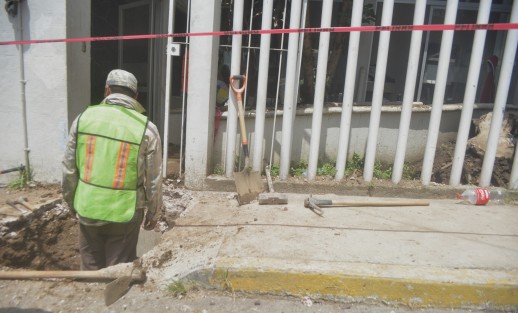 A decir del responsable de la obra y de las autoridades del lugar, esto es falso, y lo único que han encontrado son tuberías muy viejas.