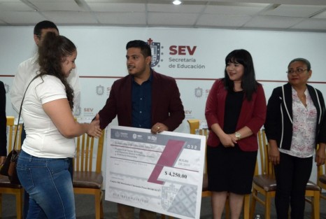 Entrega SEV becas a madres jóvenes y jóvenes embarazadas. El programa busca que inicien, se reincorporen o concluyan su educación básica