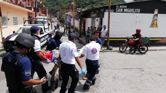 Con una pierna cercenada resultó un hombre originario de Honduras, luego de resbalar y caer a las vías cuando el tren iba movimiento en las inmediaciones de las colonias Modelo y Ricardo Flores Magón de Río Blanco, Ver..  