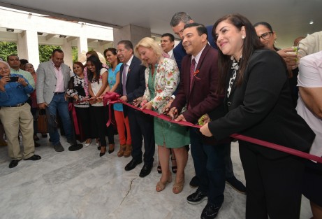 En las instalaciones de la Legislatura se realizó la inauguración de la  Expo venta artesanal Manos Veracruzanas, con la participación de diputados locales; la presidenta del DIF, Verónica Aguilera entre otras personalidades.  