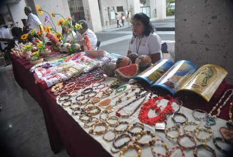 En las instalaciones de la Legislatura se realizó la inauguración de la  Expo venta artesanal Manos Veracruzanas, con la participación de diputados locales; la presidenta del DIF, Verónica Aguilera entre otras personalidades.  