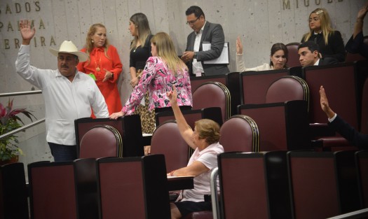 La LXV Legislatura de Veracruz recibió la iniciativa, enviada por el gobernador del Estado, Cuitláhuac García Jiménez, por la cual solicita la autorización para contratar uno o varios financiamientos hasta por la cantidad de 41 mil 769 millones 280 mil 619 pesos, con el objeto de llevar a cabo la reestructura o el refinanciamiento total o parcial de la deuda pública del Estado con la o las instituciones financieras mexicanas que ofrezcan las mejores condiciones de mercado.