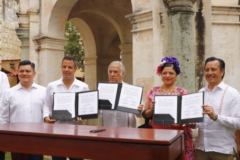 El gobernador de Veracruz, Cuitláhuac García Jiménez y su homólogo de Oaxaca, Alejandro Murat Hinojosa, firmaron un convenio de colaboración en materia turística que permitirá aprovechar mutuamente los respectivos mercados locales y establecer iniciativas para expandirlos a nivel nacional e internacional.  