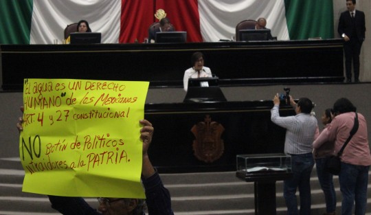 Durante la sesión del Congreso este jueves, habitantes de la conurbación Veracruz -Boca del Río se manifestaron inconformes por el manejo que ha tenido la empresa MAS en el servicio de suministro de agua. 