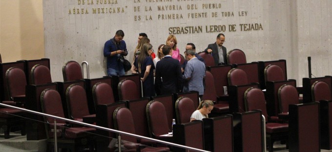 Cual chiquillos de primaria, diputados panistas <em>la cortan</em> con su compañera Nora Lagunes, debido al desacuerdo por el <em>voto libre</em> que la legisladora junto con Enrique Cambranis, emitieran sobre desaparición de poderes en Mixtla.   