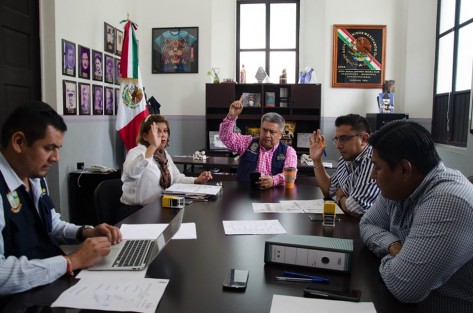 El alcalde de Teocelo Mario Chama Díaz encabezo la Sesión de Cabildo a puertas abiertas, presente la Síndica Municipal Zayra del Carmen Martínez Andrade, el Regidor Único Luis Valencia López, el Secretario del Ayuntamiento Zimri Abimelech Arellano, el Tesorero Municipal Juan José Chávez Hernández así como el Director de Obras Públicas Guillermo Alberto Lucas Martín, se aprobaron estados financieros del mes de Junio del año en curso, así como de Obra Pública en proceso. 