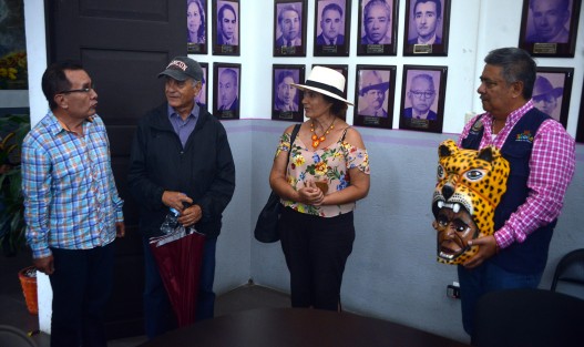 urante la tarde se recibió la visita de la Diputada Local del Estado de Guanajuato Lic. Magdalena Rosales Cruz, quien fue recibida por el Alcalde Mario Chama Díaz en el Palacio Municipal, el Cronista municipal Carlos May compartió en una breve plática sobre la historia de Teocelo, el origen de su nombre, hablo sobre el kiosco proveniente de Bélgica, del mural del Ocelote Divino y como nuestro municipio es conocido como La Tierra del Dios Tigre.