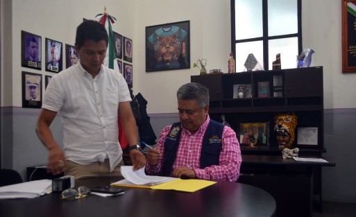 El alcalde de Teocelo Mario Chama Díaz encabezo la Sesión de Cabildo a puertas abiertas, presente la Síndica Municipal Zayra del Carmen Martínez Andrade, el Regidor Único Luis Valencia López, el Secretario del Ayuntamiento Zimri Abimelech Arellano, el Tesorero Municipal Juan José Chávez Hernández así como el Director de Obras Públicas Guillermo Alberto Lucas Martín, se aprobaron estados financieros del mes de Junio del año en curso, así como de Obra Pública en proceso. 