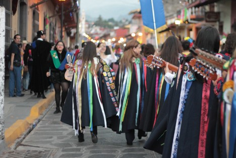 Magna Callejoneada este viernes como parte del VI Festival de Tunas Femeniles Serán más de 100 mujeres artistas cantando al unísono; Del tradicional Barrio Xallitic al centro de la ciudad; previo se realiza el concurso rondas y  bailes de pandereta, capa y bandera.