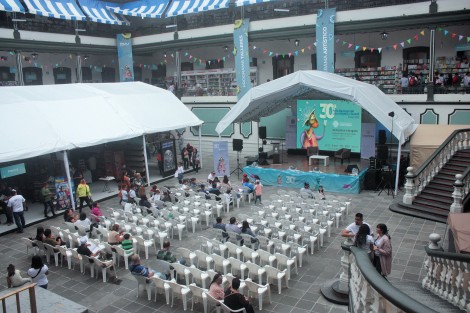 Aunque la inauguración oficial será esta tarde, la Feria Nacional del Libro Infantil y Juvenil inició ya en el Colegio Preparatorio de Xalapa. 