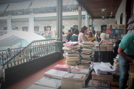 Aunque la inauguración oficial será esta tarde, la Feria Nacional del Libro Infantil y Juvenil inició ya en el Colegio Preparatorio de Xalapa. 
