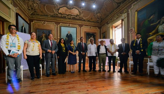 El gobernador Cuitláhuac García en compañía de funcionarios de su gabinete y el presidente de la mesa directiva del Congreso José Manuel Pozos Castro  realizo la inauguración de la 30 edición de la Feria Nacional del Libro Infantil y Juvenil en las instalaciones de la prep Juárez la cual estará dedicada a la lenguas indígenas. 