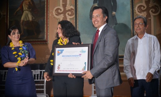 El gobernador Cuitláhuac García en compañía de funcionarios de su gabinete y el presidente de la mesa directiva del Congreso José Manuel Pozos Castro  realizo la inauguración de la 30 edición de la Feria Nacional del Libro Infantil y Juvenil en las instalaciones de la prep Juárez la cual estará dedicada a la lenguas indígenas. 