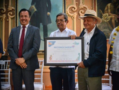 El gobernador Cuitláhuac García en compañía de funcionarios de su gabinete y el presidente de la mesa directiva del Congreso José Manuel Pozos Castro  realizo la inauguración de la 30 edición de la Feria Nacional del Libro Infantil y Juvenil en las instalaciones de la prep Juárez la cual estará dedicada a la lenguas indígenas. 