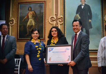 El gobernador Cuitláhuac García en compañía de funcionarios de su gabinete y el presidente de la mesa directiva del Congreso José Manuel Pozos Castro  realizo la inauguración de la 30 edición de la Feria Nacional del Libro Infantil y Juvenil en las instalaciones de la prep Juárez la cual estará dedicada a la lenguas indígenas. 