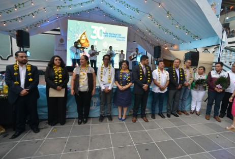 El gobernador Cuitláhuac García en compañía de funcionarios de su gabinete y el presidente de la mesa directiva del Congreso José Manuel Pozos Castro  realizo la inauguración de la 30 edición de la Feria Nacional del Libro Infantil y Juvenil en las instalaciones de la prep Juárez la cual estará dedicada a la lenguas indígenas.