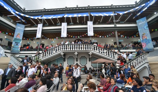 El gobernador Cuitláhuac García en compañía de funcionarios de su gabinete y el presidente de la mesa directiva del Congreso José Manuel Pozos Castro  realizo la inauguración de la 30 edición de la Feria Nacional del Libro Infantil y Juvenil en las instalaciones de la prep Juárez la cual estará dedicada a la lenguas indígenas.