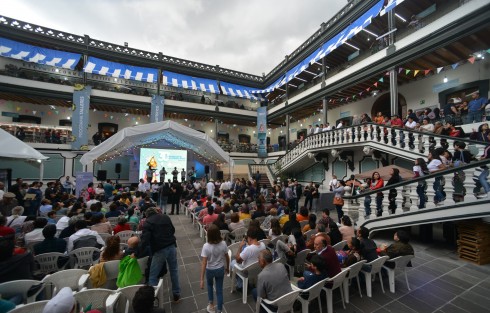 El gobernador Cuitláhuac García en compañía de funcionarios de su gabinete y el presidente de la mesa directiva del Congreso José Manuel Pozos Castro  realizo la inauguración de la 30 edición de la Feria Nacional del Libro Infantil y Juvenil en las instalaciones de la prep Juárez la cual estará dedicada a la lenguas indígenas.