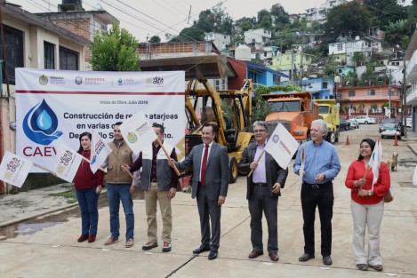 Durante el banderazo para la construcción de la red de atarjeas en calles de la colonia Desarrollo Social San Bruno, que beneficiará a 300 familias con el saneamiento del drenaje, el gobernador Cuitláhuac García anunció que esta es una de las 13 obras importantes que se estarán realizando durante el año.