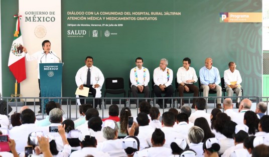 Hoy tenemos un gobierno que atiende las necesidades de su pueblo y con todos los programas federales entregados, Veracruz recibe más de 2 mil 200 millones de pesos mensuales”; destacó el gobernador Cuitláhuac García Jiménez durante la visita del presidente Andrés Manuel López Obrador al Hospital Rural de Jáltipan. 