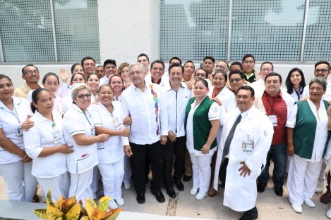 Hoy tenemos un gobierno que atiende las necesidades de su pueblo y con todos los programas federales entregados, Veracruz recibe más de 2 mil 200 millones de pesos mensuales”; destacó el gobernador Cuitláhuac García Jiménez durante la visita del presidente Andrés Manuel López Obrador al Hospital Rural de Jáltipan. 