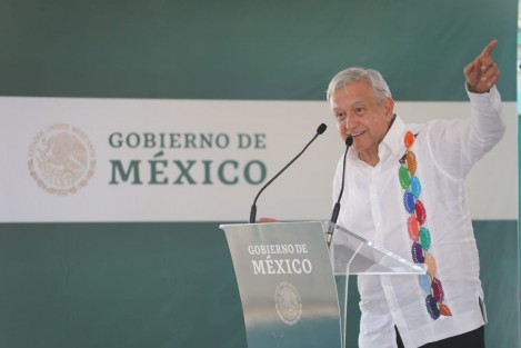 Por su parte, el Presidente de la República refirió que tan solo en Jáltipan, donde 3 mil 239 adultos mayores reciben 2 mil 550 pesos mensuales, se ha generado una derrama económica de aproximadamente 5 mdp al mes, derivado del programa de Pensión a Adultos Mayores; con ello, serán 50 millones de pesos por año.