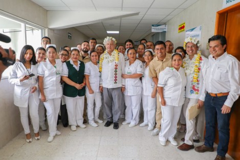 De gira con el presidente Andrés Manuel López Obrador para la supervisión de los hospitales rurales de Zongolica y Coscomatepec conoció de primera mano las carencias del sector y, al mismo tiempo, ambos se comprometieron a levantar el sistema de salud pública. 
