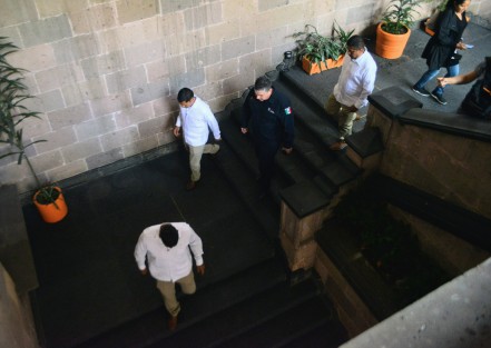 El secretario de Seguridad  Pública, Hugo Gutiérrez,  no quiso hablar con los medios de información, dijo que iba de prisa a un evento. 