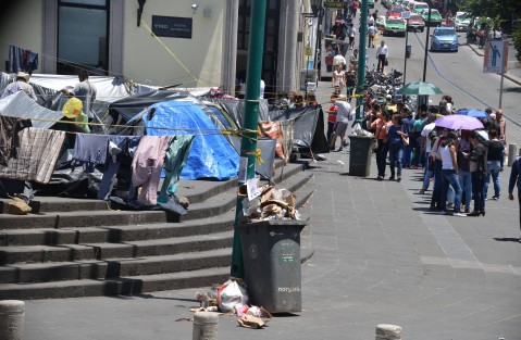 Así lucen los botes de basura en pleno centro de la ciudad de Xalapa, luego de que los integrantes de lo 400 pueblos ocuparan este espacio con sus campamentos.  