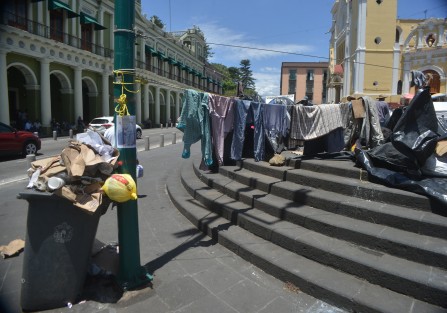 Así lucen los botes de basura en pleno centro de la ciudad de Xalapa, luego de que los integrantes de lo 400 pueblos ocuparan este espacio con sus campamentos.  