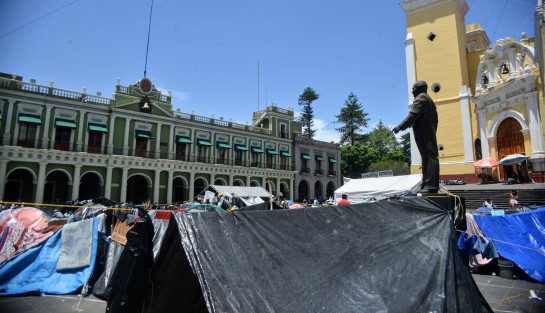 Así lucen los botes de basura en pleno centro de la ciudad de Xalapa, luego de que los integrantes de lo 400 pueblos ocuparan este espacio con sus campamentos.  