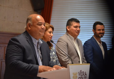 Eric Cisneros, secretario de Gobierno, en compañía de alcaldes de varios municipios dio a conocer la celebración en Orizaba por el 160 aniversario de la creación del Registro Civil el próximo 2 y 3 de agosto en aquella ciudad. 