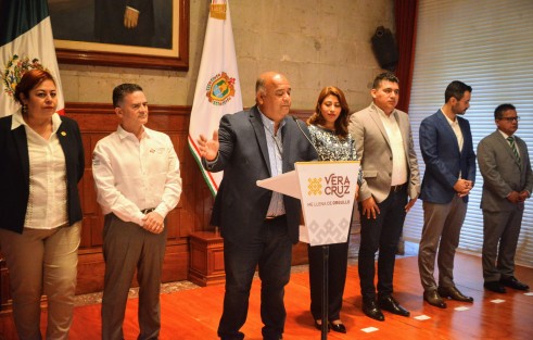 Eric Cisneros, secretario de Gobierno, en compañía de alcaldes de varios municipios dio a conocer la celebración en Orizaba por el 160 aniversario de la creación del Registro Civil el próximo 2 y 3 de agosto en aquella ciudad. 