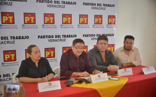 Vicente Aguilar Aguilar dijo que el Partido del Trabajo apoya el humanismo del presidente López Obrador, quien sugiere que se emplee a indocumentados en los ayuntamientos por donde éstos pasan en su camino hacia Estados Unidos.  
