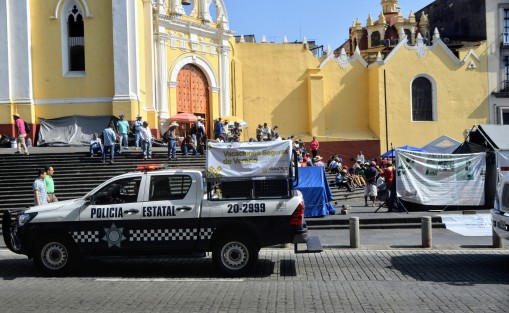 Elementos de la SSP atentos a la seguridad de los miles de turistas que visitan el centro de Xalapa.