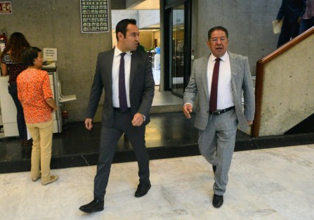 José Luis Lima Franco, secretario de Finanzas, acudió al Congreso del Estado para sostener una reunión con diputados panistas, para abordar el tema de la reestructuración de la deuda.