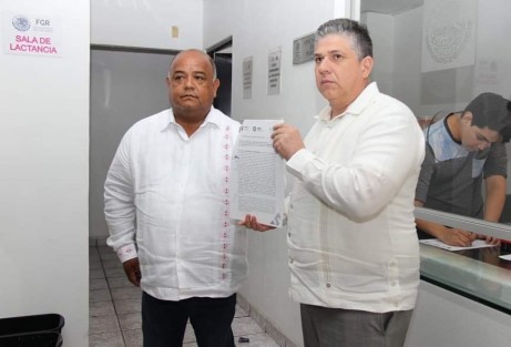 El secretario de Seguridad Pública (SSP), Hugo Gutiérrez Maldonado, acompañado del secretario de Gobierno, Eric Cisneros Burgos, interpuso este martes una segunda denuncia en contra del fiscal general del Estado, Jorge Winckler Ortiz, ante la Fiscalía General de la República (FGR). 