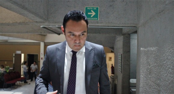 A un día de que termine el periodo de sesiones, se pretende tocar el tema de la reestructuración de la deuda de Veracruz.  El Secretario de Finanzas, José Luis Lima, se vio por el Congreso en reuniones con algunos diputados. 