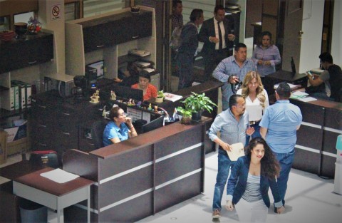 A un día de que termine el periodo de sesiones, se pretende tocar el tema de la reestructuración de la deuda de Veracruz.  El Secretario de Finanzas, José Luis Lima, se vio por el Congreso en reuniones con algunos diputados. 