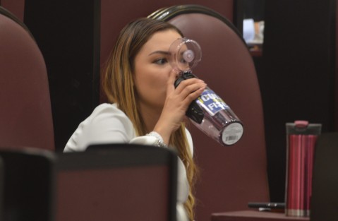 Algunas diputadas panistas trajeron su  bote de agua con la leyenda es culpa del fiscal. 