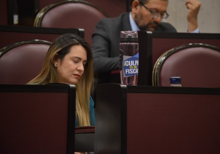 Algunas diputadas panistas trajeron su  bote de agua con la leyenda es culpa del fiscal. 