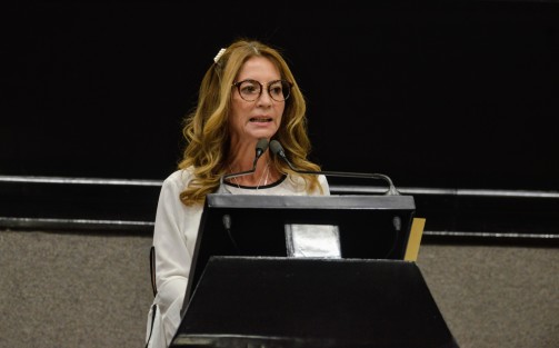 Muchos diputados que no pasaron durante todo el ejercicio legislativo tuvieron que aprender a leer para defender la restructuración, tal es el caso de Ana Miriam Ferráez y otros: 