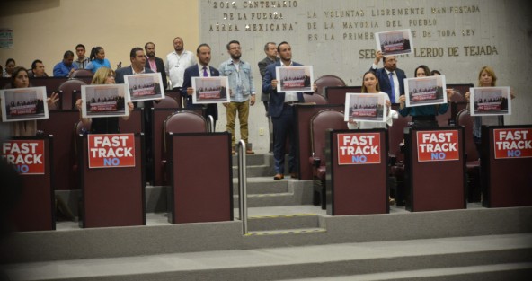 Los diputados panistas con carteles, pancartas intentaron frenar la restructuración de la deuda, la cual explicaron, endeudarán a Veracruz por 20 años más.